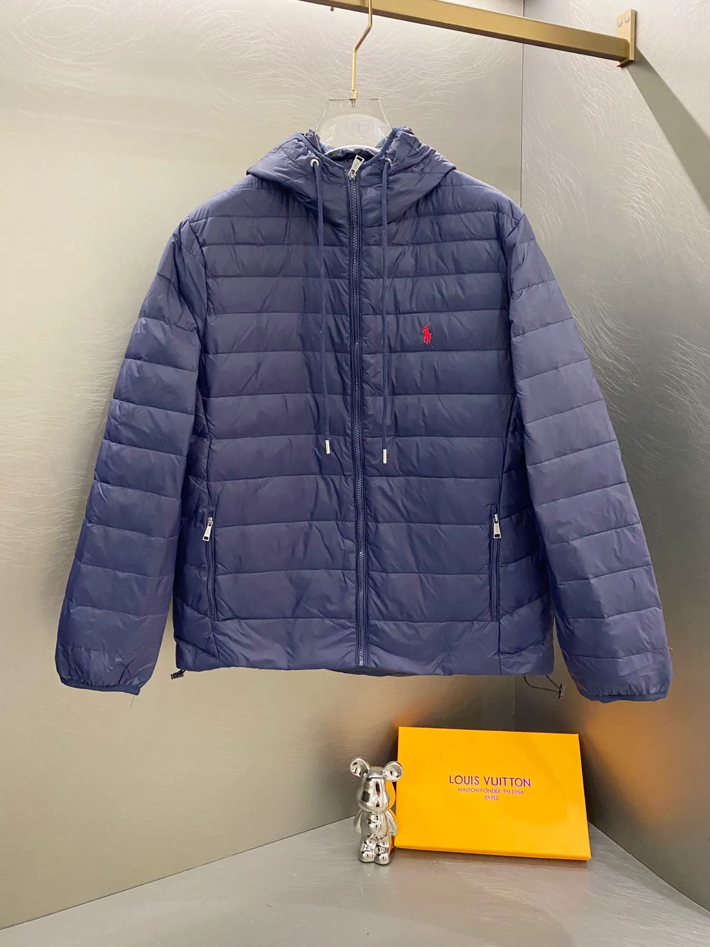 P640 Ralph Lauren/Ralph Lauren 24aw new winter product, Gorham series down jacket for sale on North American official website, classic and light down hooded down jacket - 0.15 grid nylon coating on the face for light three-proof construction, built-in 360T anti-drilling velvet coated gallbladder - corn tooth high-quality resin zipper, five large and small partition zippers all over the body, separate molding - originality restoration, original molding, full set of customized accessories, 100% detail processing - RL Ralph Lauren's classic best-selling hooded down jacket with small label. Best-selling offline in North America and out of stock all year round. Black, blue and army green three colors. Simple and versatile. Very practical. Detachable hood. Velcro to tighten cuffs. Elastic cord at hem. Free elastic adjustment. 350 grams of zoned down filling. Warm and comfortable. Warm in winter. Color: black, navy blue, army green. Size: M — XXL